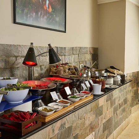 Renaissance Sharm El Sheikh Golden View Beach Resort Exterior foto A buffet at a hotel