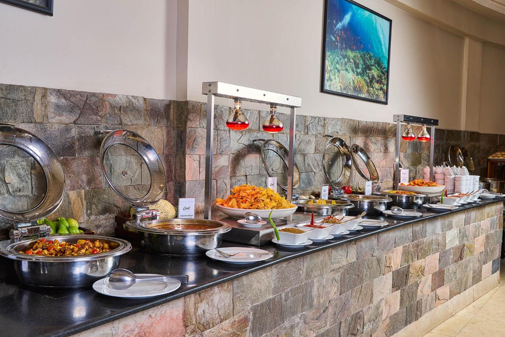 Renaissance Sharm El Sheikh Golden View Beach Resort Exterior foto A buffet at a hotel