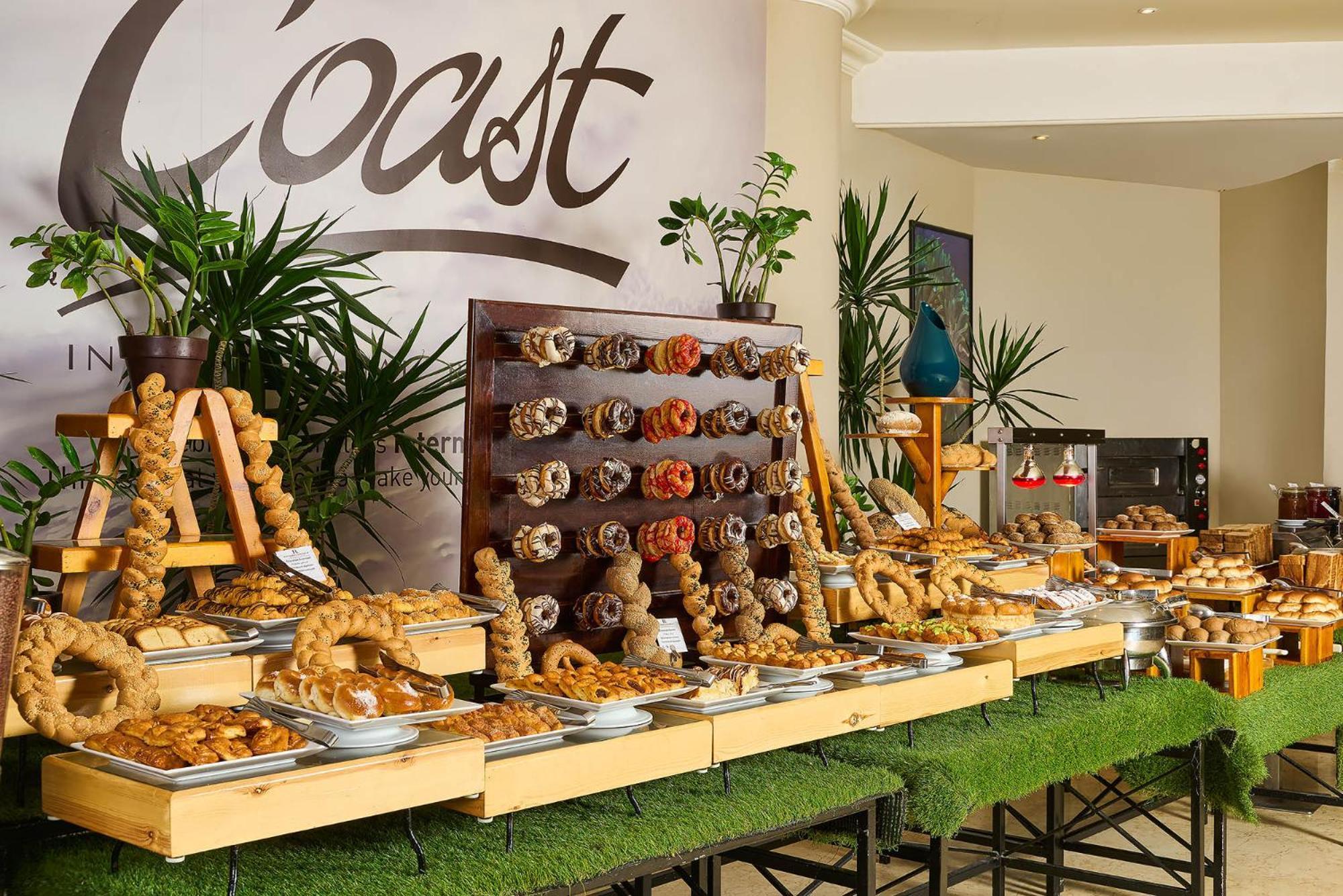 Renaissance Sharm El Sheikh Golden View Beach Resort Exterior foto A buffet at a hotel