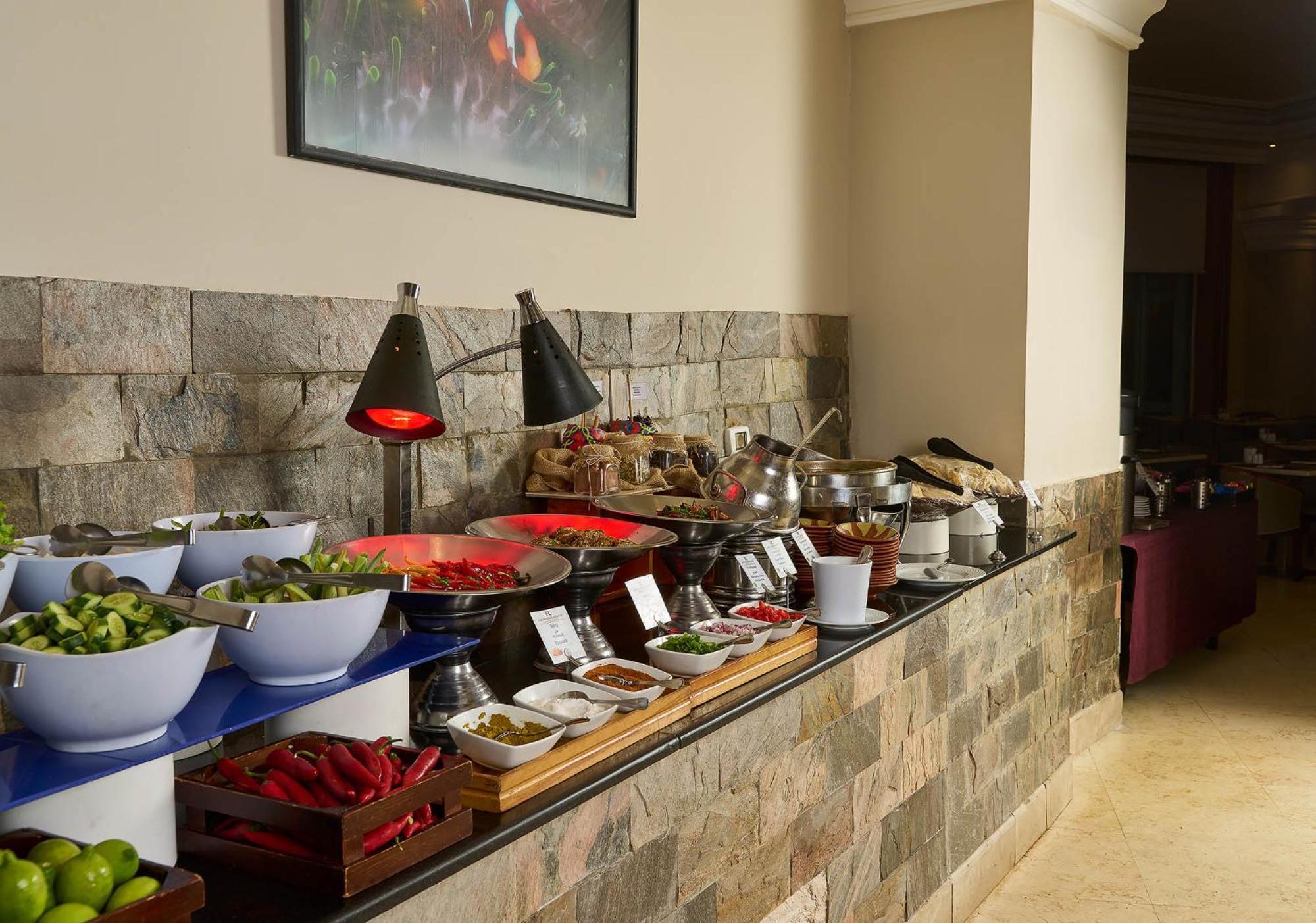 Renaissance Sharm El Sheikh Golden View Beach Resort Exterior foto A buffet at a hotel