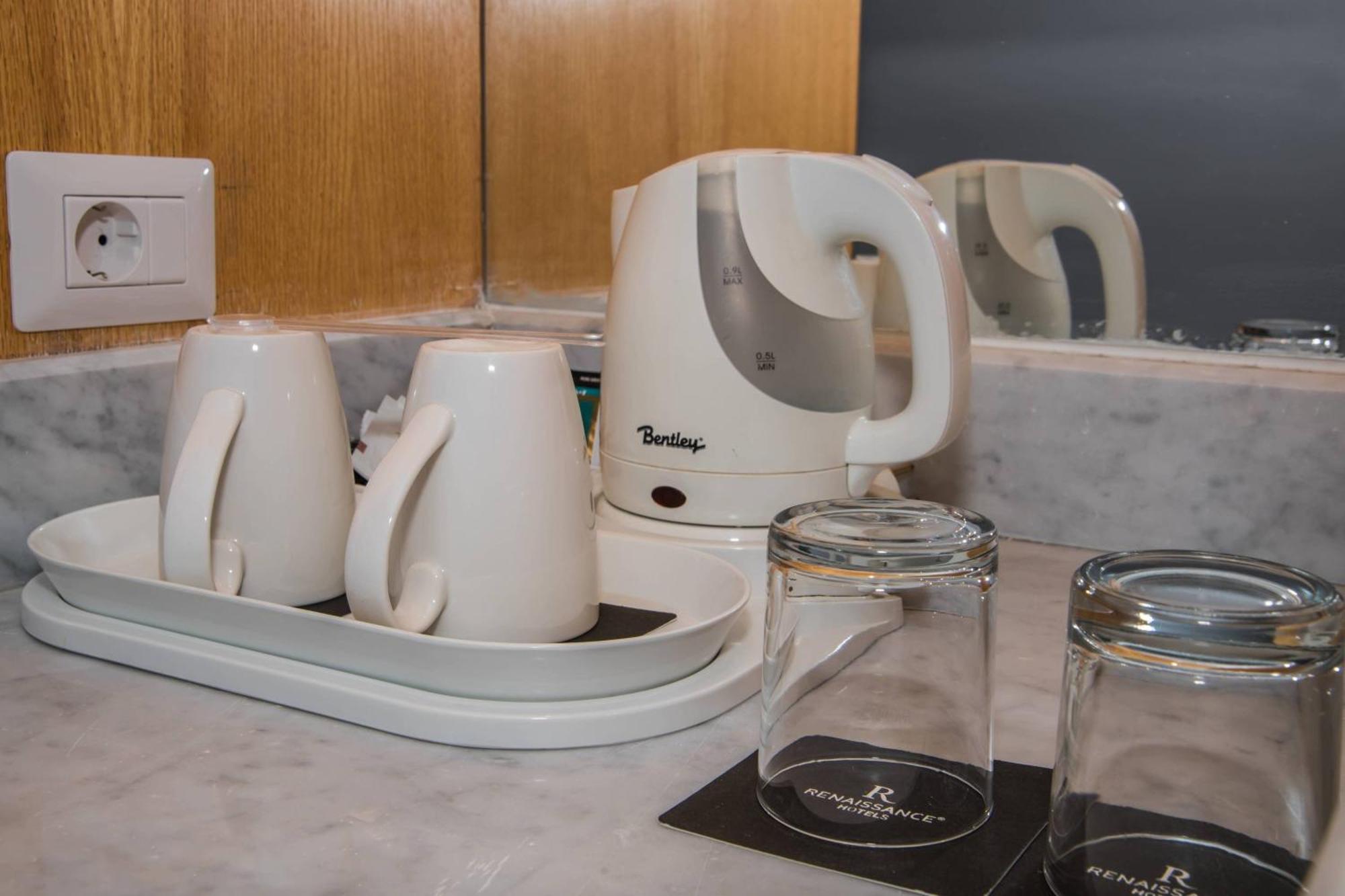 Renaissance Sharm El Sheikh Golden View Beach Resort Exterior foto A kettle in a hotel room