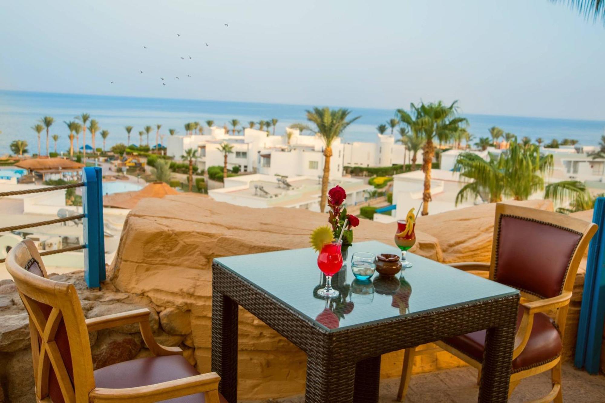 Renaissance Sharm El Sheikh Golden View Beach Resort Exterior foto View of the Red Sea from a hotel in Sharm El Sheikh