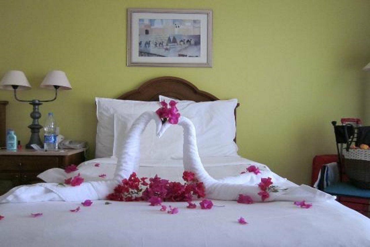 Renaissance Sharm El Sheikh Golden View Beach Resort Exterior foto A bed with a towel swan